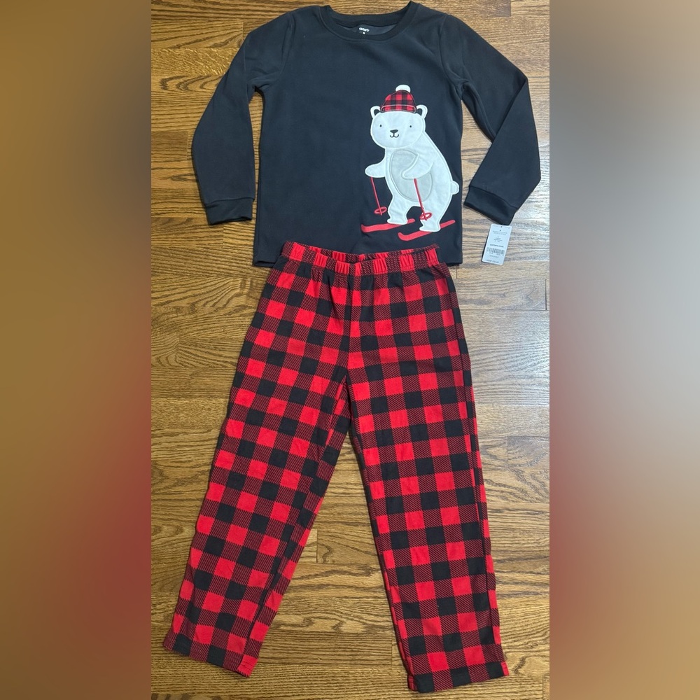 NWT Carter’s fleece pajama top and bottom set, size 8